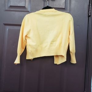 Short yellow sweater long sleeves